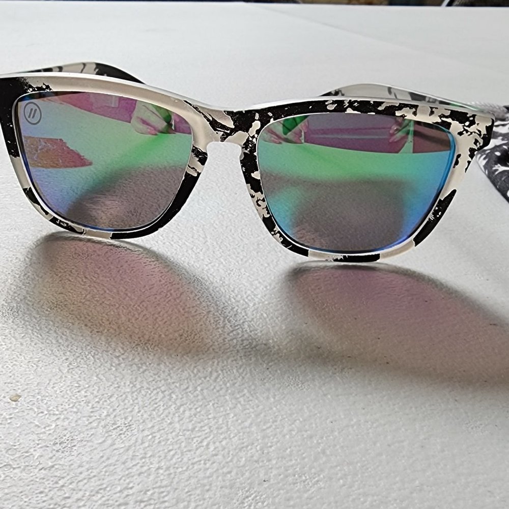 Blenders Women's Sunglasses (Black/White)